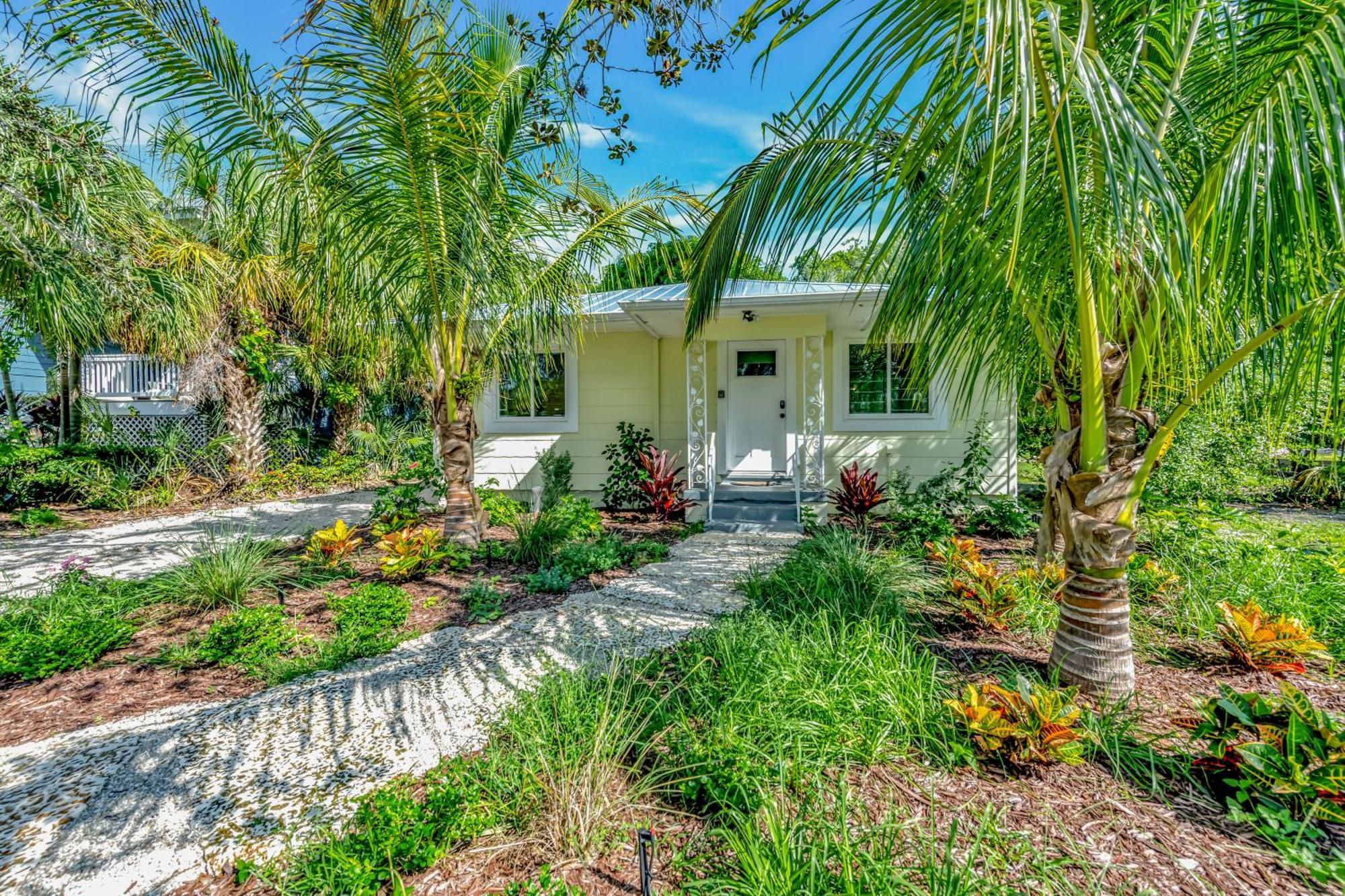Casa Posada - So Close You Can Hear The Waves Historic Beach Cottage W Beach Gear Anna Maria Exterior foto